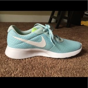 NEW Nike Tanjun shoes